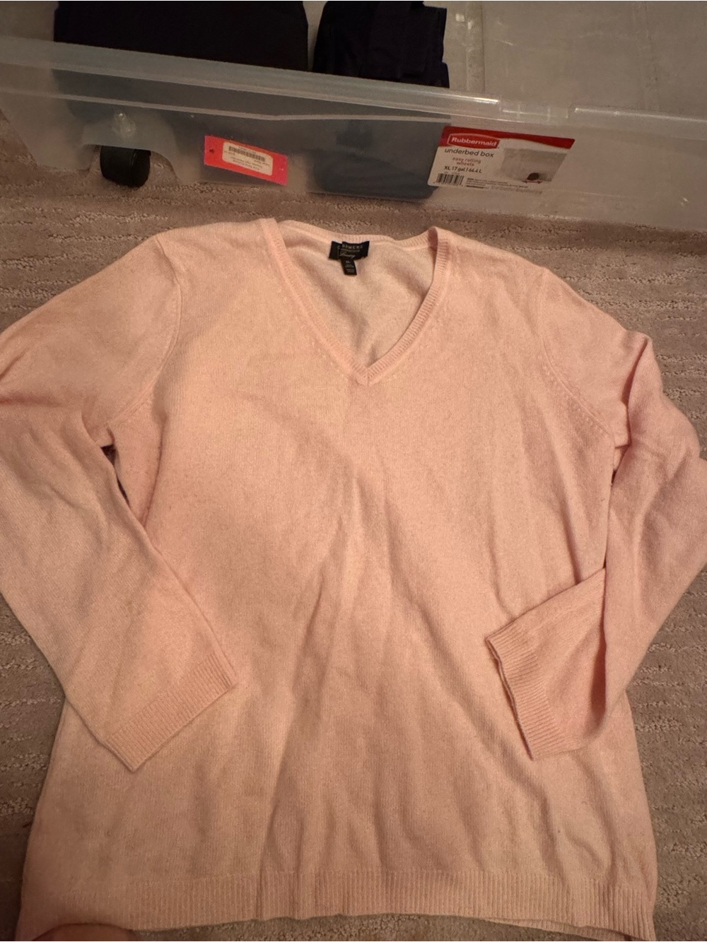 Womenโs cashmere Lightweight V-Neck Sweater - Pale Pink
